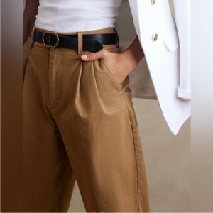 NWOT Banana Republic Factory pleated crop authentic chino. Size 4.